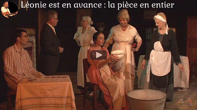 Léonie est en avance par la troupe d